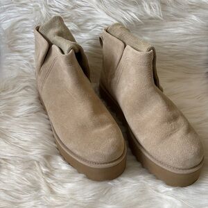 Women's UGG Sockd Platform size 8